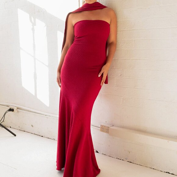 Sultry Fishtail Evening Dress | Bustier Top & Flowy Train | Sleek Bodycon Silhou - Picture 2 of 4